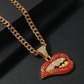 Detailopname van een hiphop lip- en tandhanger met kristallen aan een dikke gouden ketting - Rood/Goud