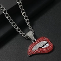 Hip-hop zilveren ketting met een opvallende rode lippen hanger bezet met strass - Rood/Zilver