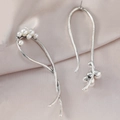 Detalle de elegantes pendientes de borla de plata con perlas sobre tela de seda champán - Línea Orgánica Racimo de Perlas (WEH4277 Plata Antigua)