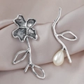 Detalle de pendientes asimétricos plateados con motivo de flor y perla colgante fina - Rama de Flor Asimétrica (WEH4276 Plata Antigua)