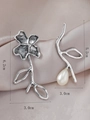Vista de medidas de pendientes asimétricos con flores y perlas sobre fondo de seda suave - Estilo de Rama de Flor Asimétrica (WEH4276) / Plata antigua