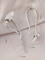 Detalle de pendientes asimétricos con perlas y medidas sobre fondo de seda suave - Estilo de Racimo de Perlas Aerodinámico Largo (WEH4277) / Plata antigua