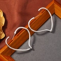 Aros de corazón plateados sobre satén marrón elegante con marco de madera retro - Corazón Aro Grande (WEH4280 Plata Antigua)