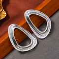 Detalle macro de pendientes asimétricos con textura de metal martillado y perla elegante - Gota de Agua Irregular (WEH4284 Plata Antigua)