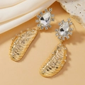 Orecchini pendenti dorati con trama a conchiglia e cristalli lucenti incastonati - Stile Pendente Consistenza Conchiglia Oro (WEH4959)