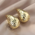 Pendientes retro dorados en forma de gota con textura martillada sobre seda - Estilo de Gota Martillada (WEH4896) / Dorado