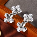 Detalle de pendientes de flores asimétricas en plata vintage con acabado mate suave - Colgante Flor Doble (WEH4289 Plata Antigua)