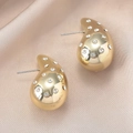Detalle de pendientes de gota dorados con circonitas blancas sobre raso color champán - Estilo de Gota de Agua con Estrás (WEH4898) / Dorado