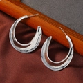 Detalle de pendientes vintage de plata martillada con un diseño de aro irregular - Aros Irregulares (WEH4282 Plata Antigua)