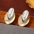 Vista macro de pendientes geométricos asimétricos bicolor en tonos dorado y plateado - Bicolor Oro Plata (WEH4294 Plata Antigua y Oro)
