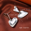 Detail van hartvormige oorbellen in zilver met afmetingen van 3,8 cm lang en 1,8 cm - Vintage Dubbel Hart Hanger Stijl (WEH4286)