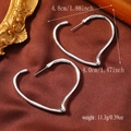 Vista detallada de pendientes de aro plateados con forma de corazón y medidas - Estilo de Corazón de Aro Grande Minimalista (WEH4280) / Plata antigua