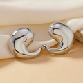 Pendientes de delfín en plata brillante con un diseño minimalista y elegante acabado - Estilo de Gancho Aerodinámico (WEH4948) / Plateado