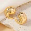 Elegantes pendientes de gota dorados con acabado pulido sobre un fondo de satén - Estilo de Coma Aerodinámico (WEH4948) / Dorado