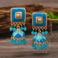 Pendientes Jhumka azules con medidas de 5,2 cm de alto y 2,2 cm de ancho en detalle - Azul Eco Oro KC (WEH5073)