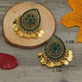 Primer plano de pendientes étnicos retro con piedras verdes y borlas de color dorado - Verde Oro Antiguo (weh3415)