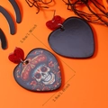 Dettaglio delle dimensioni degli orecchini a cuore con teschio in acrilico per Halloween - Stile Teschio con Sombrero Messicano (WEH5256)