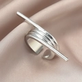 Detailaufnahme eines silbernen Rings mit unregelmäßigen Linien auf Champagner-Satin - Silber (WR1101)