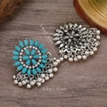 Detalle de pendientes étnicos de plata con flor azul e incrustaciones de cristal - Azul Lago Eco Plata Antigua (WEH5069)