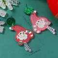 Detailansicht handgefertigter Acryl-Weihnachtsmann-Ohrringe mit grünem Glitzer und Maßen - Weihnachtsmann-Stil (Rot Weiß K WEH5281)