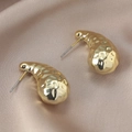 Pendientes dorados con forma de gota de lava irregular y acabado de espejo metálico - Oro KC Gota Martillada (WEH4895)