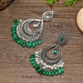 Vista detallada de pendientes vintage plateados con medidas de 9,5 cm de largo y 5,5 cm - Verde Eco Plata Antigua (WEH3595)