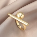 Artistischer goldener geometrischer Ring mit Zylinder- und Kugeldesign auf Seidenstoff - Gold (WR1097)