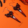 Détail des boucles d'oreilles ciseaux ensanglantés d'Halloween avec dimensions indiquées - Style Ciseaux Noirs Sang Rouge (WEH5253)