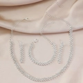 Detailsicht des silbernen Schmucksets mit weißen Strasssteinen auf Seide - Silberner dichter Strass-Stil (WTZ262)