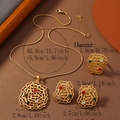 Detailansicht eines Vintage Goldschmuck-Sets mit bunten Kristallen und Wellenmustern - Abstrakter hohler Wellenstil (WTZ293)
