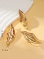 Makroansicht des goldenen Schmucksets mit Blatt-Design und Detailmaßen von 6,0 cm Länge - Gehämmerter Blattgestalt-Texturstil (WTZ356)
