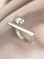 Minimalistischer silberner Geometrie-Ring mit Metallkugeln und Balken auf Seidenstoff - Silber (WR1097)