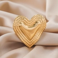 Nahaufnahme des goldenen Herzrings mit Vintage-Perlenrand auf Seidenhintergrund - Gold (WR1061)