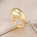 Nahaufnahme des polierten goldenen Tropfenrings mit minimalistischem 3D-Design - Gold (WR1148)