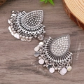 Detalle de pendientes boho plateados en forma de gota con cristales y borlas de cuentas - Blanco Plata Antigua (weh3400)