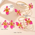 Dettaglio degli orecchini a fiore in smalto e bracciale con dimensioni del prodotto - Orecchini E Anello E Bracciale Fiore Rosa