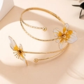 Dettaglio del bracciale a spirale dorato con ciondoli a forma di fiore sfumati bianco e giallo - Bracciale Da Braccio Fiore Bianco