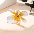 Dettaglio anello floreale con petali in smalto giallo-bianco e stami metallici dorati - Anello Aperto Fiore Bianco