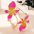 Dettaglio ravvicinato di un bracciale aperto smaltato con fiori rosa e gialli vivaci - Bracciale Aperto Fiore Rosa