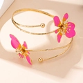 Dettaglio macro del bracciale dorato con fiori in smalto rosa e giallo vivace - Bracciale Da Braccio Fiore Rosa