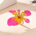 Dettaglio anello a fiore in smalto 3D con motivi ondulati gialli e rosa accesi - Anello Aperto Fiore Rosa