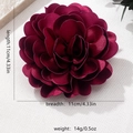 Dettaglio spilla a fiore in raso rosso scuro con dimensioni di 11 cm per 11 cm - Borgogna