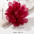 Detail der dunkelroten Netzblumen-Brosche mit 10 cm Größe und 4 g leichter Textur - Burgunderrot