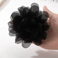 Makroaufnahme einer großen schwarzen Netz-Blumenbrosche mit eleganten Tüll-Blütenblättern - Schwarz