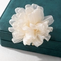 Detailansicht der weißen Mesh-Blumenbrosche mit eleganten Organza-Blütenblatt-Schichten - Weiß