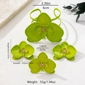 Detailansicht des hellgrünen Blumen-Schmucksets mit Maßen von Armband und Ohrringen - Set mit grünen Zirkonia