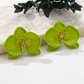Auffällige grüne Orchideen-Ohrringe mit glänzendem Emaille-Finish und goldenen Perlenmitten - Grüne Ohrringe