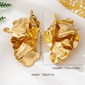 Übergroße goldene Blumenohrringe mit geometrischer Faltenstruktur und glänzendem Finish - Gold