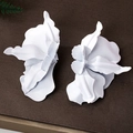 Auffällige weiße Blumenohrringe mit matter Oberfläche und 3D-Struktur-Blütenblättern - Weiß