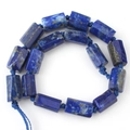 Dunkelblaue rechteckige Lapislazuli-Perlen auf blauer Kordel mit natürlicher Mineralstruktur - Zylinder / Lapislazuli